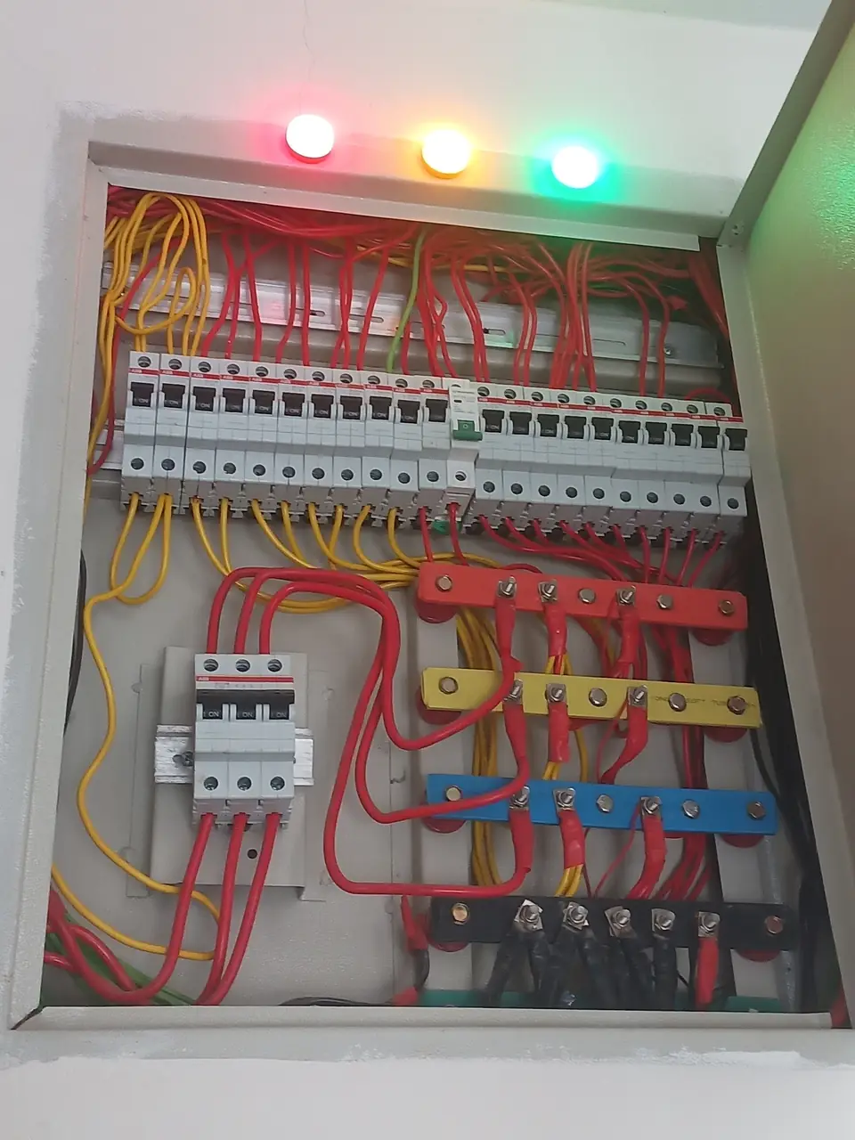 Phase-balanced distribution board with indicator lights